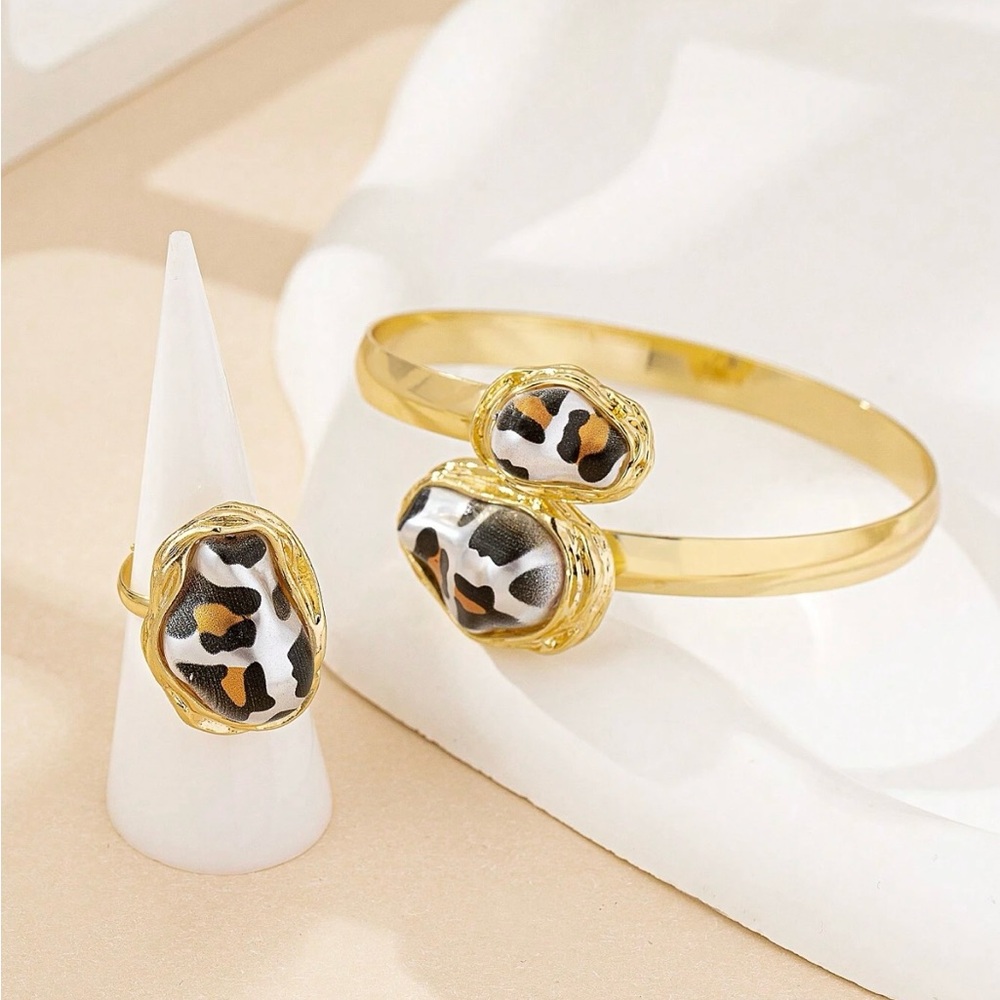 Gold tone zinc alloy set of Adjudtable leopard ring & bracelet - Picture 4 of 5